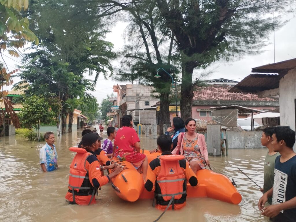 PRAMUKA PEDULI DAN UBALOKA KWARCAB GROBOGAN BANTU MASYARAKAT TERDAMPAK BANJIR DI KABUPATEN GROBOGAN