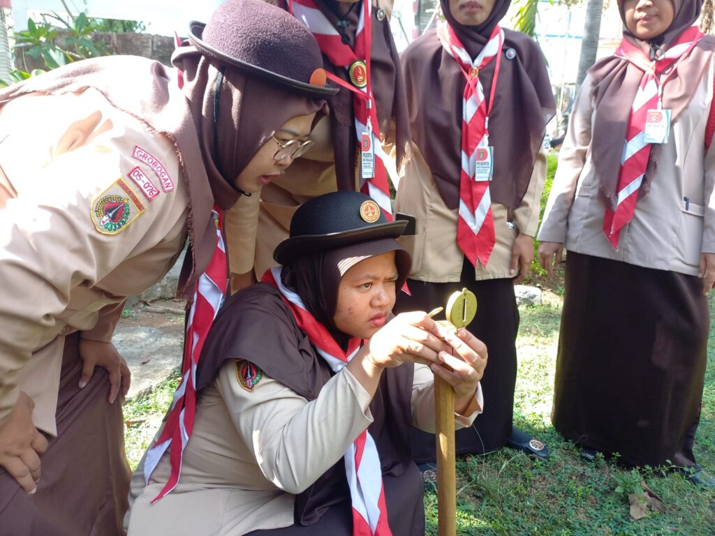 CALON PEMBINA KWARRAN TOROH BERLATIH MEMBIDIK KOMPAS DALAM KMD PENGGALANG