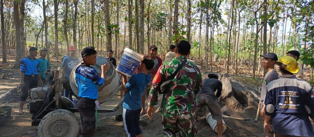 BERSAMA WARGA, PESERTA PERKEMAHAN WIRAKARYA LAKUKAN PENGECORAN JALAN