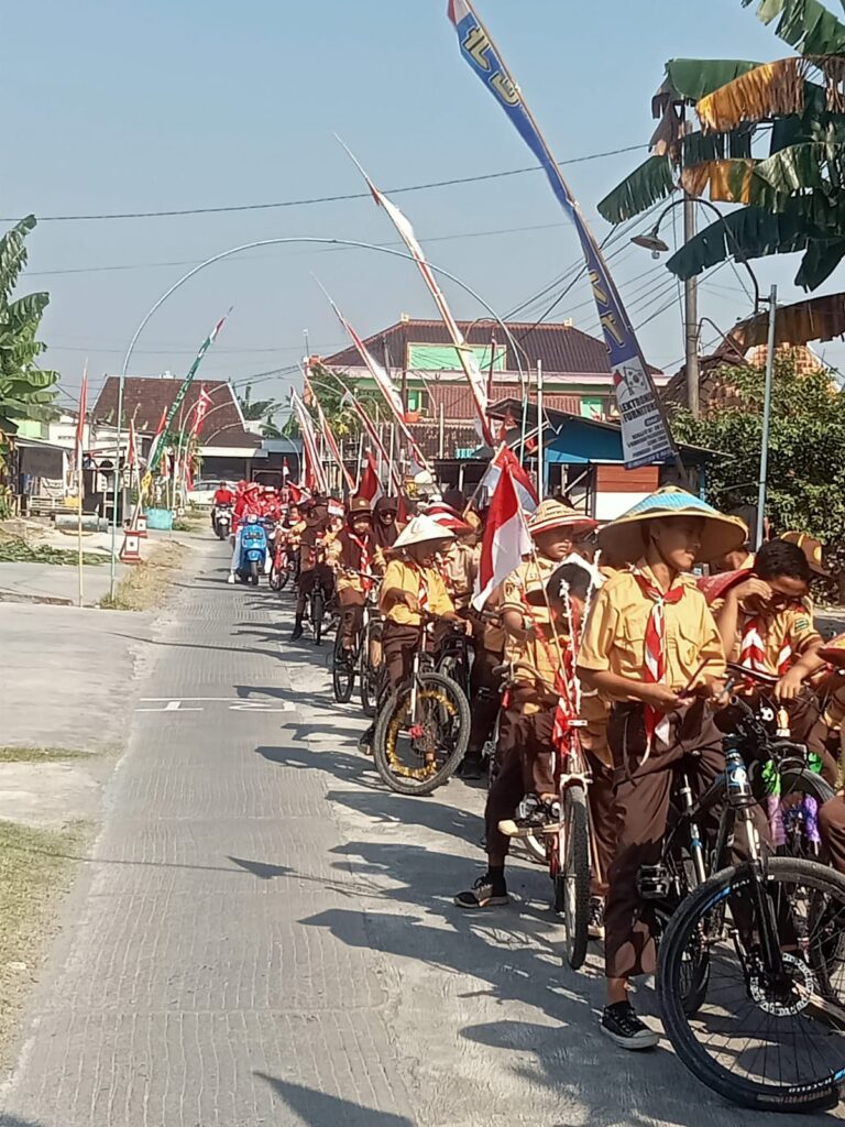 PRAMUKA MERIAHKAN KARNAVAL HUT KE-79 RI DI DESA NGRAJI