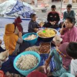 PRAMUKA BANTU DI DAPUR UMUM BANJIR TEGOWANU