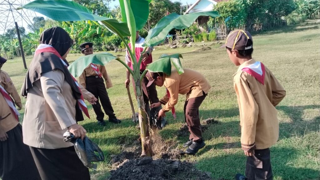 BULAN BAKTI PRAMUKA DI PANGKALAN SD N 2 KRANGGANHARJO TOROH DENGAN TANAM PISANG